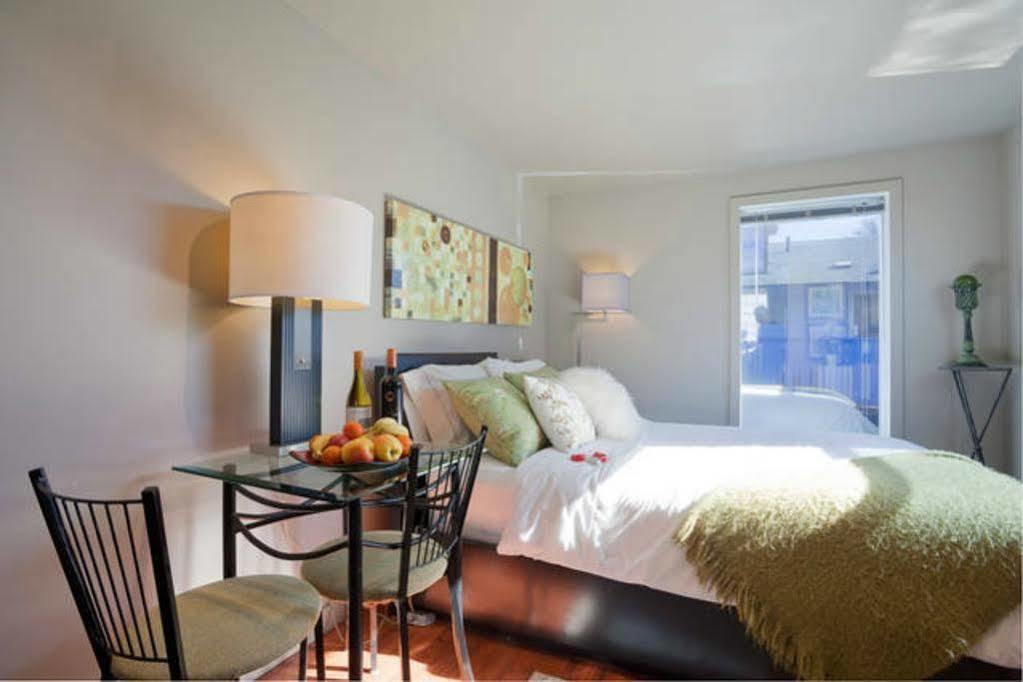 Fisherman'S Wharf Bed & Breakfast Виктория Экстерьер фото