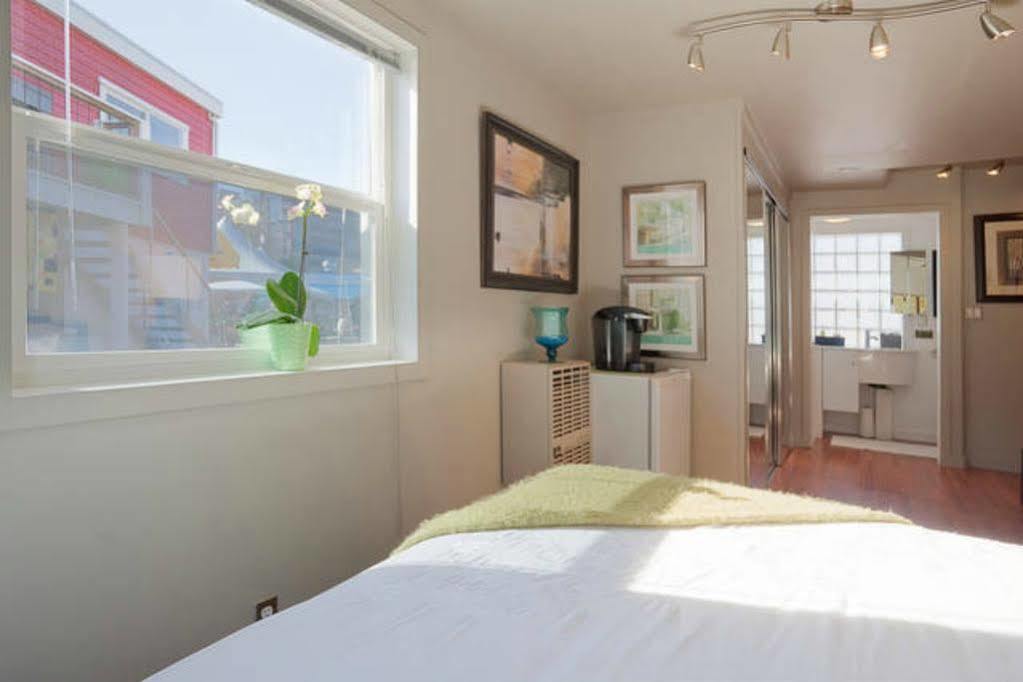 Fisherman'S Wharf Bed & Breakfast Виктория Экстерьер фото
