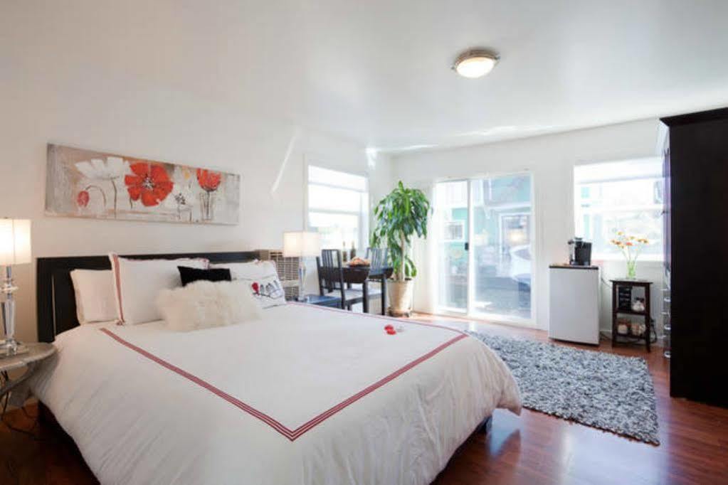 Fisherman'S Wharf Bed & Breakfast Виктория Экстерьер фото